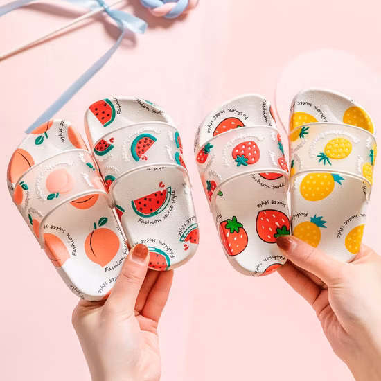 Enfants confortables d'été gaufrant des pantoufles non